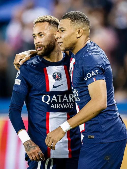 【内马尔抱过小时候的姆巴佩,内马尔抱起姆巴佩】